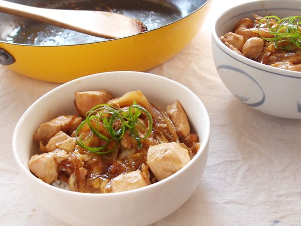 在大碗中添好白飯，盛上煮料即可。