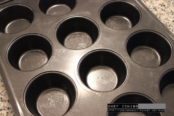 烤箱預熱到350度F, 烤盤塗油或用蛋糕紙