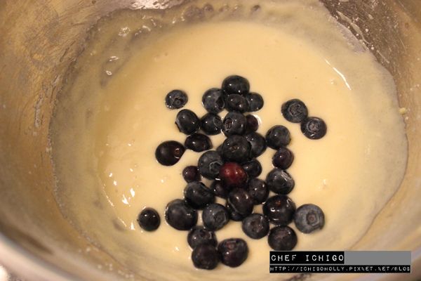 拌入小藍莓, 分裝在模子裡 ( 先裝一半的麵糊, 放上一小球打發的奶油乳酪內餡, 再倒入另一半的麵糊)