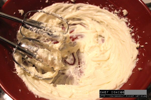 用電動打蛋器把奶油乳酪, 1大匙糖打發(約1-2分鐘)後拌入香草精, 乳酪起士餡就做好了, 放旁邊備用