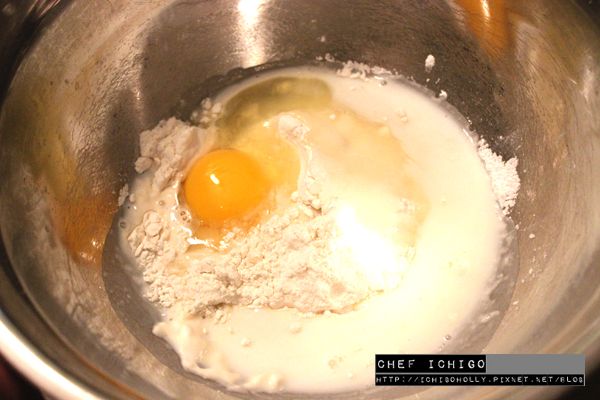 加入牛奶,蛋和奶油用電動攪拌器打勻, 約3~4分鐘至無顆粒