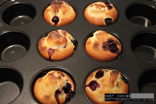 送入烤箱烤25-30分鐘或至表面金黃, 從烤箱取出後放涼10 分鐘再脫模