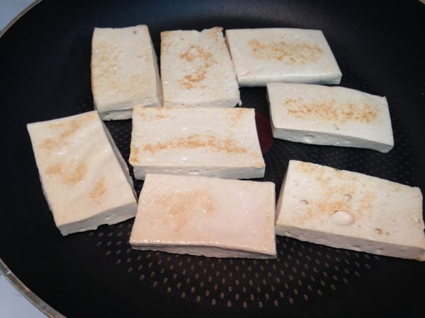 少量油熱鍋，將百頁豆腐煎到兩面金黃微焦後盛起。