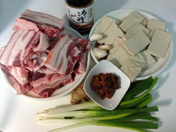 備料。將五花肉和百頁豆腐都切成約厚0.5公分的寬片。