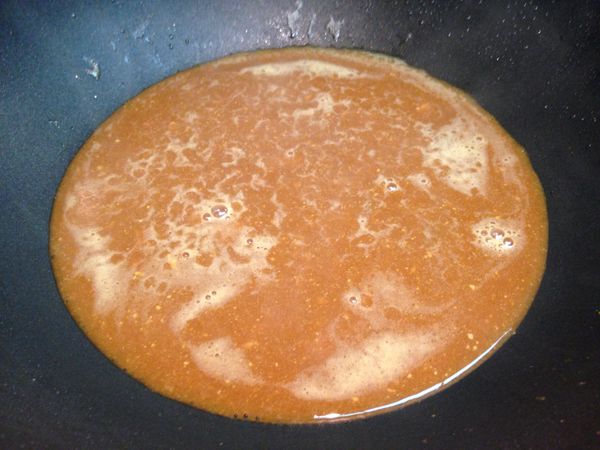 再加入[腐乳醬]和一杯量米杯的水煮到腐乳都融化。