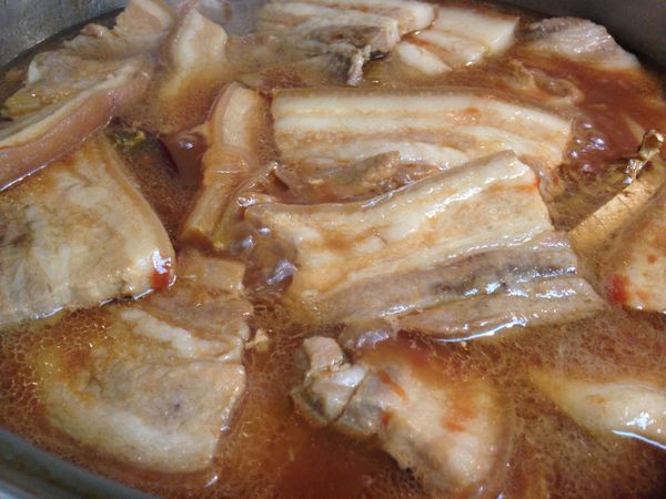 將約200~250ml的水加入煮滾後，煎好的百頁豆腐也放入鍋中小火慢燒約50分鐘到醬汁略濃稠就完成嚕~~淬釀醬油露甘甜不死鹹和豆腐乳搭配而成的醬汁更具風味。