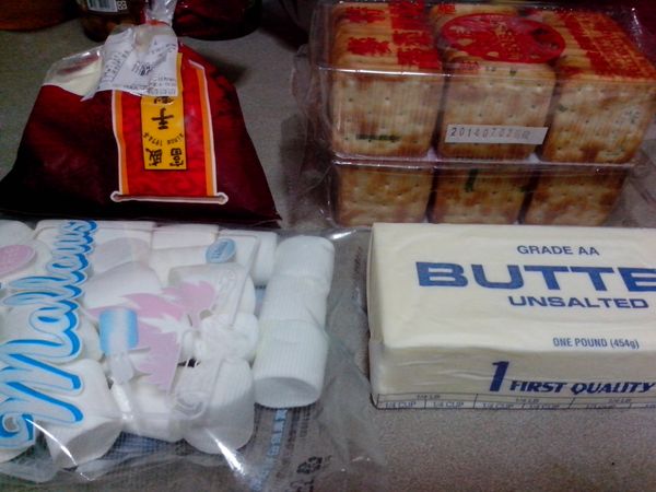 棉花糖剪小塊備用,奶油入鍋開小火溶化加入棉花糖攪勻。