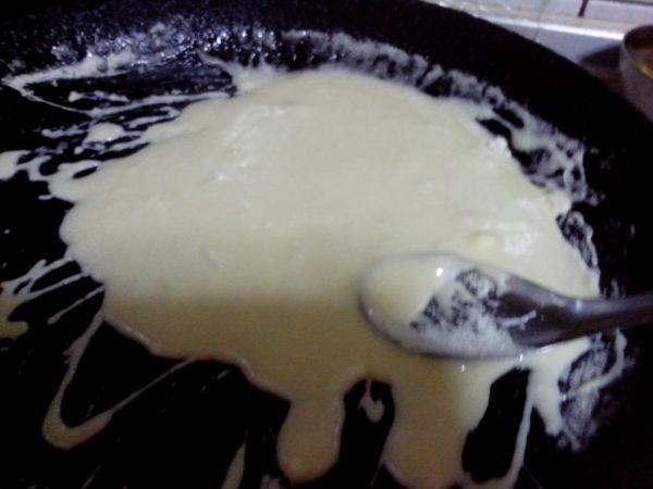 棉花糖溶化後,奶粉加入快速拌勻即可。