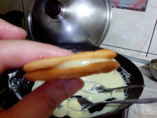 趁熱用湯匙舀到餅上兩片餅乾黏合~