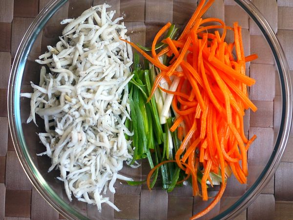 準備食材：吻仔魚、蔥絲、紅蘿蔔絲