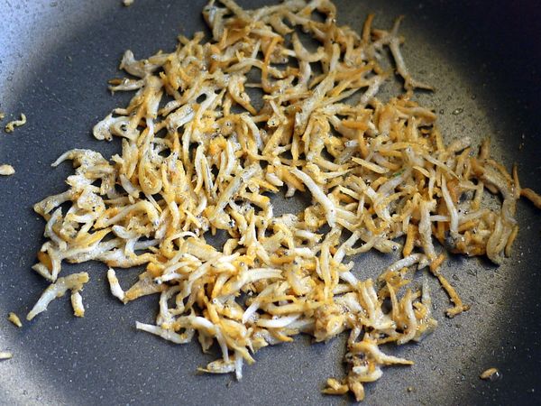 吻仔魚加入些許米酒、橄欖油、塩入鍋煎香酥