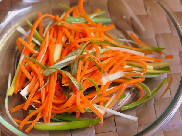 將青蔥絲、紅蘿蔔絲抓塩後，用冰水冰鎮瀝乾備用