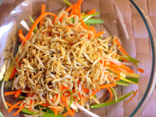 將煎好的吻仔魚酥加入青蔥絲、紅蘿蔔絲