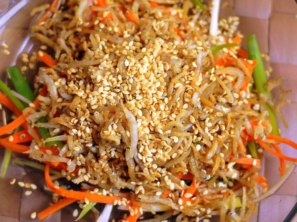 加入[調味] 味醂、鰹魚醬油、醋後，撒入白芝麻粒，一起拌勻