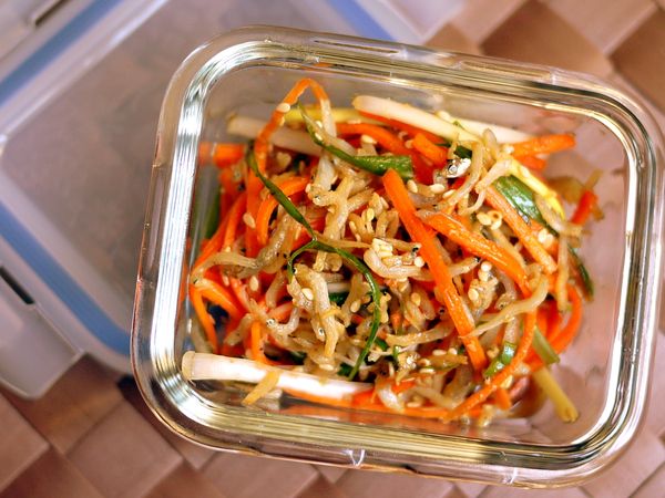 置入（Lock Lock 130ml/藍）保鮮盒，入冰箱冷藏２０分鐘後即可取出食用