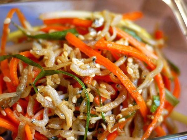 吻仔魚的新鮮加上蔬菜的鮮甜，吸著鹹甜醬汁，冰入冰箱入味後，無論配飯、拌麵都是超match的～