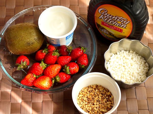 準備[主食材]草莓、奇異果、原味優格[副食材]米花粒、杏仁角[調味]楓糖