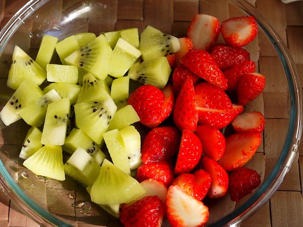 將草莓、奇異果切成適當大小備用