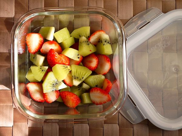 使用Lock Lock 500ml/白保鮮盒，倒入草莓、奇異果
