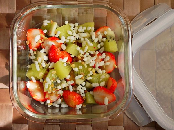 撒上米花粒、杏仁角入冰箱冷藏30分鐘