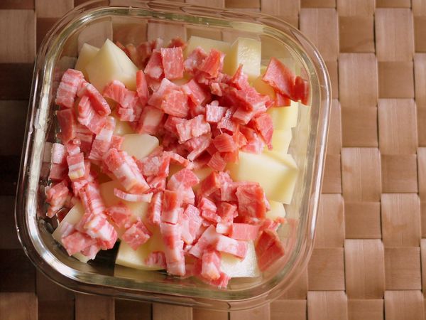將馬鈴薯削皮切大丁，將培根切碎置入Lock Lock 500ml/白保鮮盒內