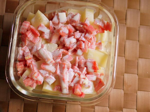 將麵粉炒香後，加入牛奶、鮮奶油、鰹魚粉成醬汁，淋入