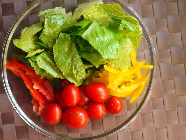 將小蕃茄、黃/紅椒絲、蘿美生菜以冰水浸後瀝乾備用