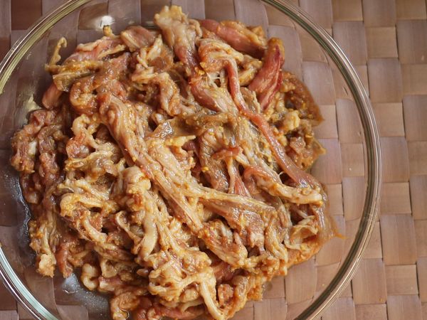 牛肉加入[牛肉醃醬]沙茶醬、花生粉、醬油、味醂、薑/蒜泥，抓勻再加入１０cc水備用