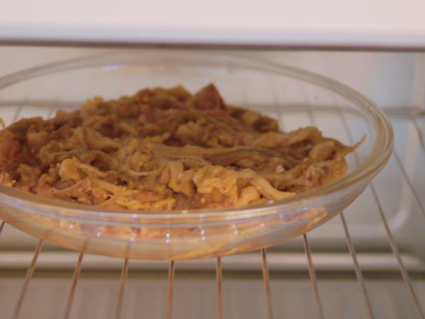 將牛肉置入（Lock Lock 21cm/c8/粉）保鮮盒，入烤箱烤１５分鐘（可視烤箱火力大小）