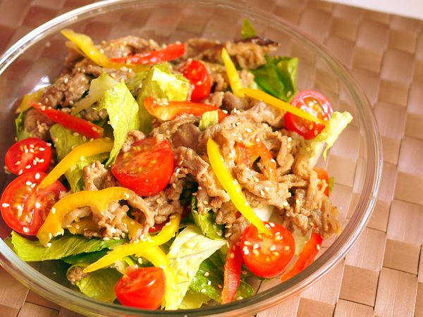 將烤好的牛肉剪成適當大小拌入生菜中，撒上白芝麻粒，再適當淋入烤盤餘留的醬汁（也可入巿售油醋醬）．．即完成