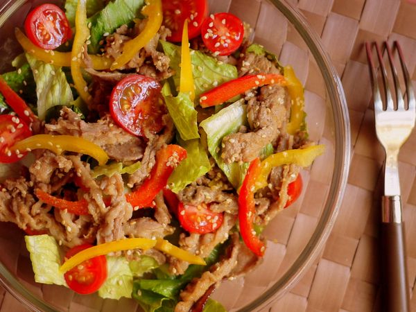 清脆爽口的生菜，加上軟嫩好吃的燒牛肉，ｗｏｗ～真的太棒了．．．