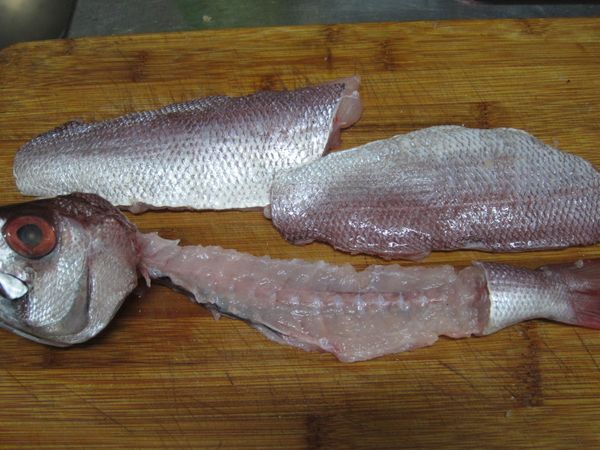 魚的處理方式:三分法。魚刺挑出。可以請魚販幫你處理。