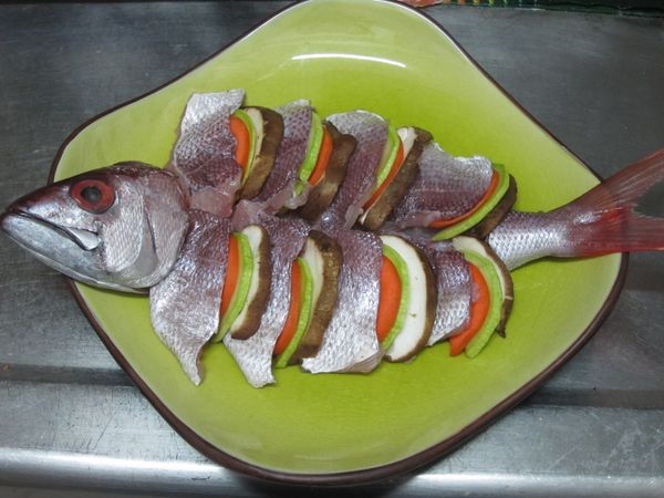 新鮮香菇、紅蘿蔔、節瓜切片；分別也擺盤。