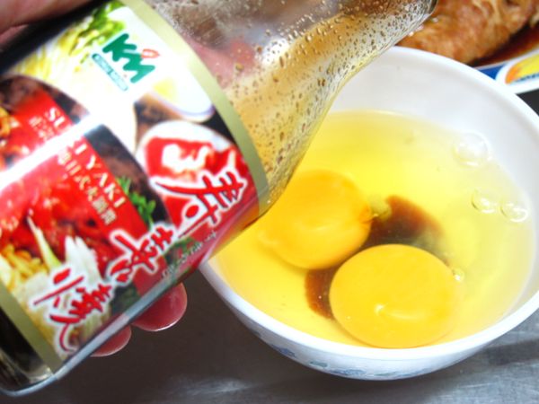 雞蛋加1/2大匙的榖盛壽喜燒，攪拌過濾成蛋液。