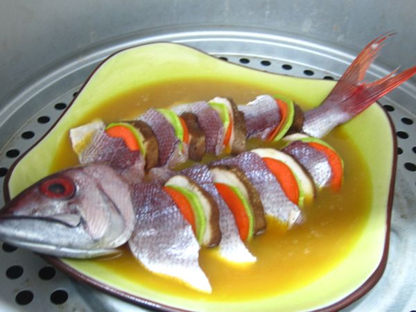 蛋液倒入盤裡。
入蒸鍋，中火蒸12分鐘。蒸的時候，鍋蓋打開一小洞，讓蒸氣流出。