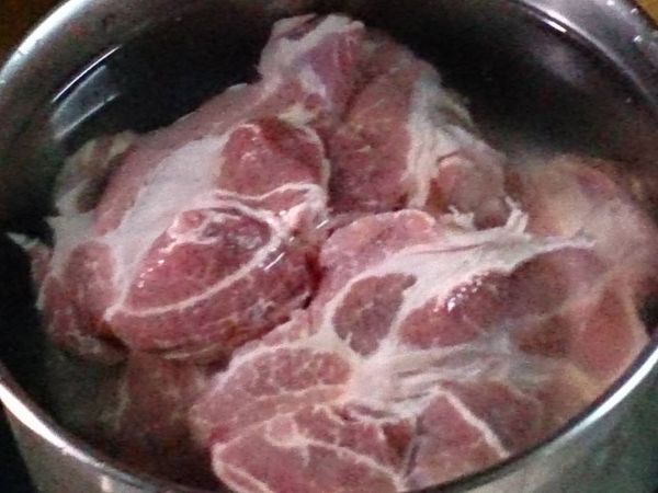 買回來的豬梅花肉先用滾水轉小火汆燙一下去腥