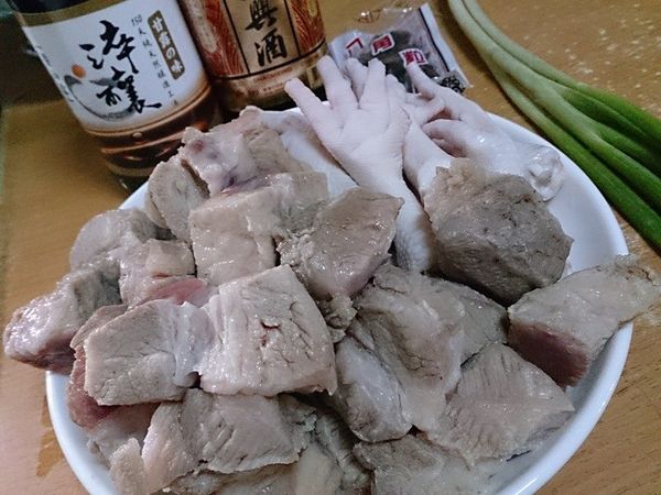 豬肉切塊狀.雞腳去指甲.薑切片