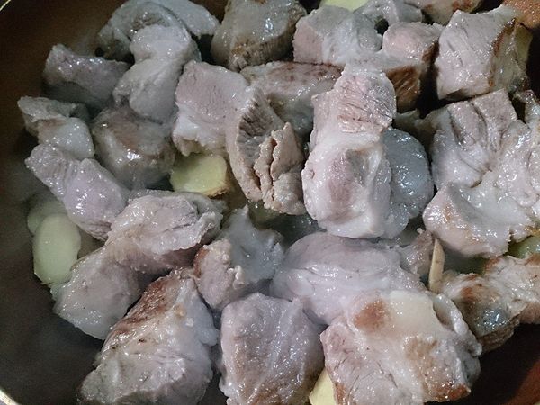 平底鍋放一點油 下薑片煎香豬肉至金黃色 盛盤備用