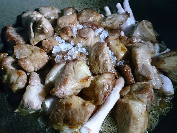 接著放入梅花肉.冰糖