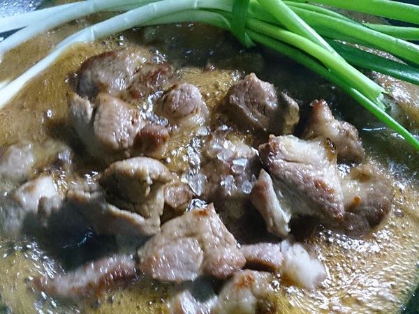 半瓶紹興酒燒開 加水進來蓋過全部食材 加入青蔥