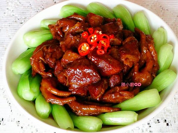豬肉軟爛.雞腳軟Q 放入盤中就可上桌了~