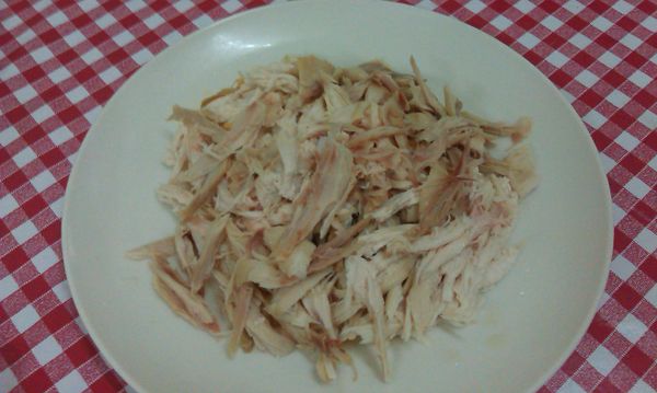 雞去皮去骨撕成絲備用。