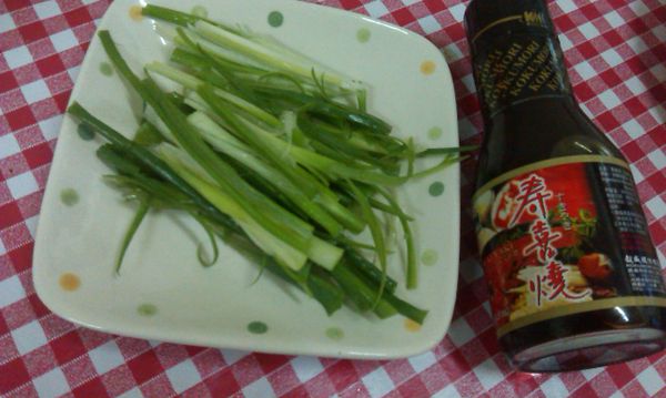 蔥切成絲、榖盛壽喜燒備用。