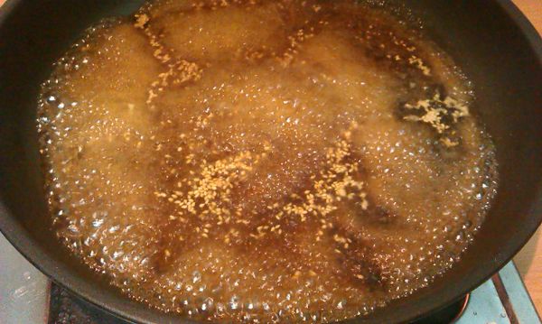 榖盛壽喜燒、高湯下去煮成榖盛壽喜燒醬汁，再攦上白芝麻。