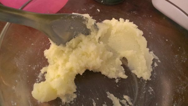 將無鹽奶油放在室溫下軟化後，用湯匙切小塊壓一壓，再將糖跟鹽分數次加入。(因為不用打蛋器，所以會稍微耗點力氣)