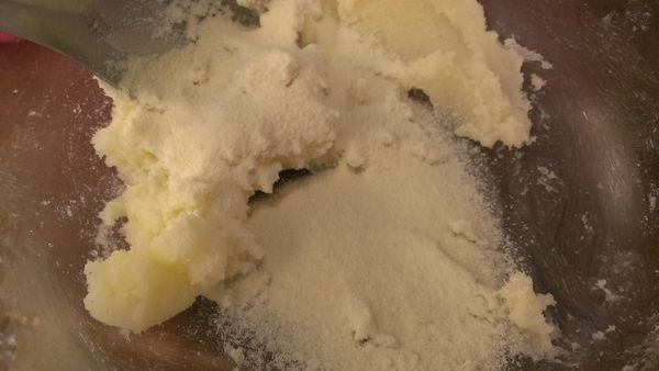 將步驟1扮勻後加入過篩的奶粉攪拌。