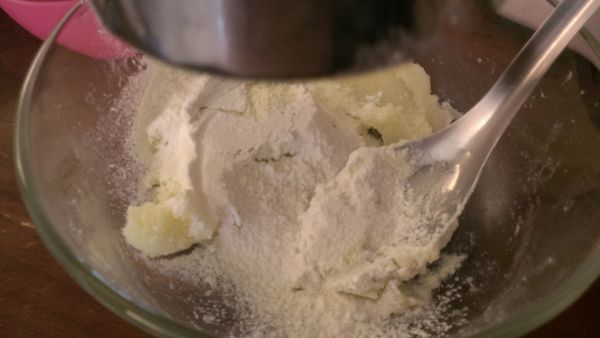 篩入麵粉壓拌，同時逐次加入鮮奶，再用手揉成團狀。