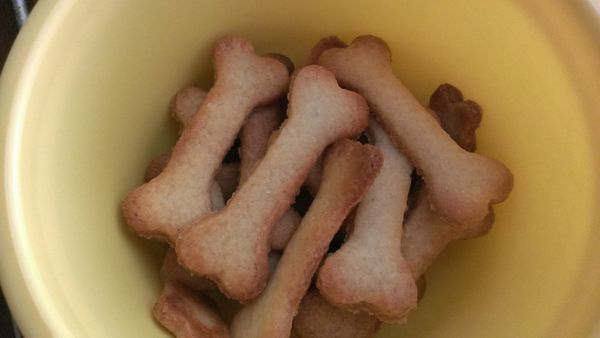 烤箱預熱160度15分鐘。將麵團桿平約3mm後壓餅乾模。160度約烤15分鐘(中間需轉方向一次)。即完成