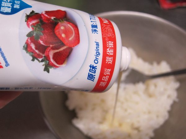 1碗白米飯，加上1大匙鷹牌煉奶，拌勻。