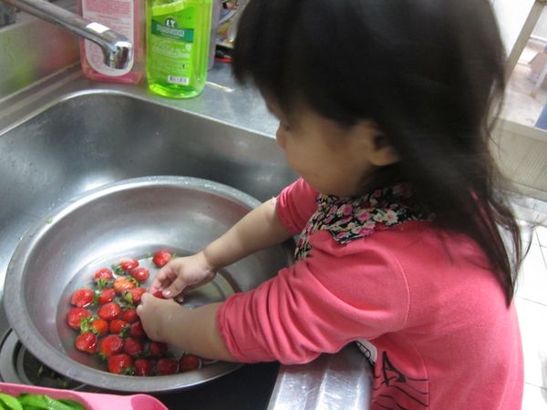 我愛清洗草莓。